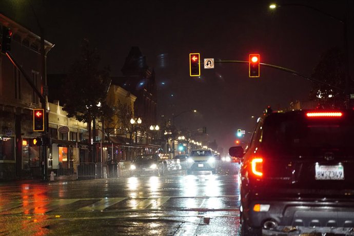 Archivo - Arquivo - 21 de março de 2023, Alameda, Califórnia, Estados Unidos: Carros vistos na estrada durante uma forte tempestade. Uma forte tempestade atingiu a área da Baía de São Francisco com rajadas de vento e chuva forte em 21 de março. A forte te