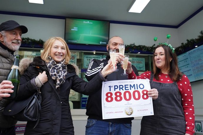 Archivo - Agraciados con el ‘Primer Premio’ del Sorteo Extraordinario de Lotería de Navidad 2023 correspondiente al número 88008 celebran su suerte en la administración donde compraron sus décimos, a 22 de diciembre de 2023, en Bilbao (archivo)
