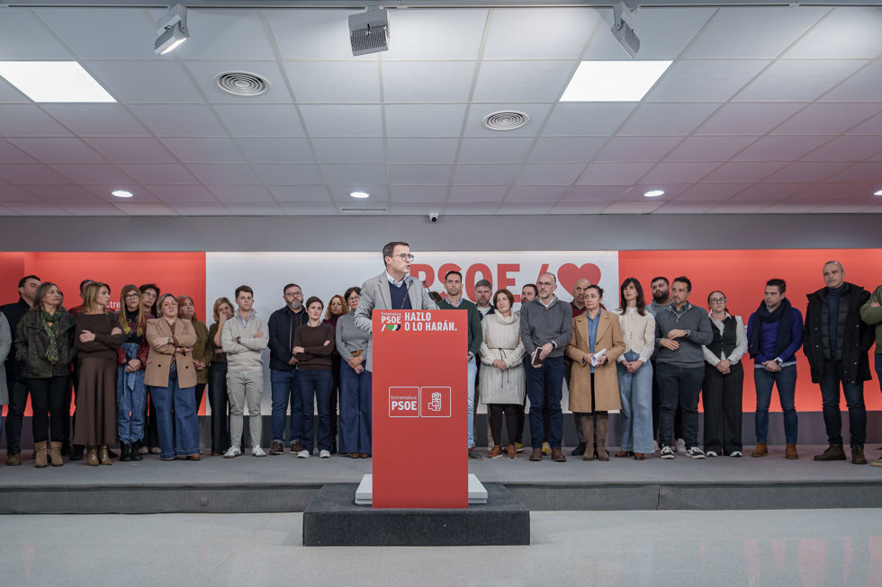 El hasta ahora candidato socialista a la Presidencia de la Junta, Miguel Ángel Gallardo, comparece ante los medios de comunicación para anunciar su dimisión, en la sede regional del partido, a 22 de diciembre de 2025, en Mérida, Badajoz, Extremadura 