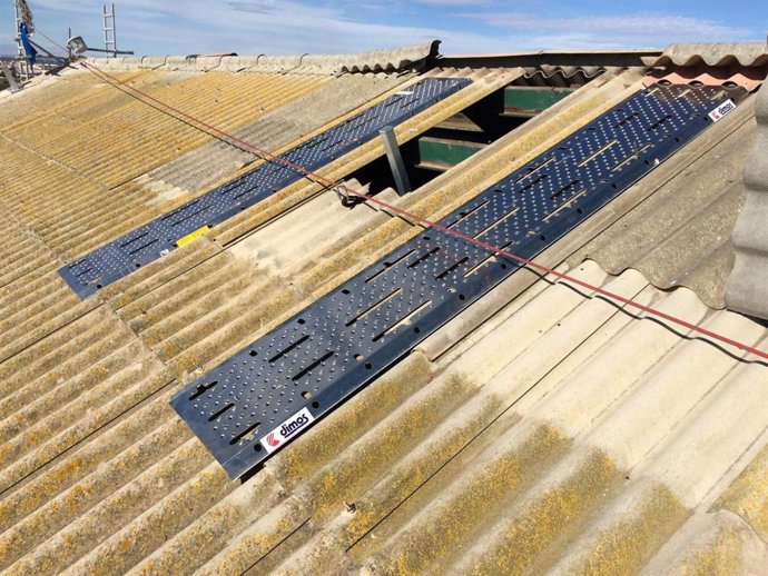 Archivo - Imagen de amianto en un edificio de la Diputació