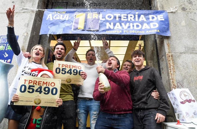 Archivo - Empleados de la administración situada en la calle Arenal celebran que han vendido parte del número 5490 correspondiente al 'Gordo' del Sorteo Extraordinario de la Lotería de Navidad, a 22 de diciembre de 2022, en Madrid (España).