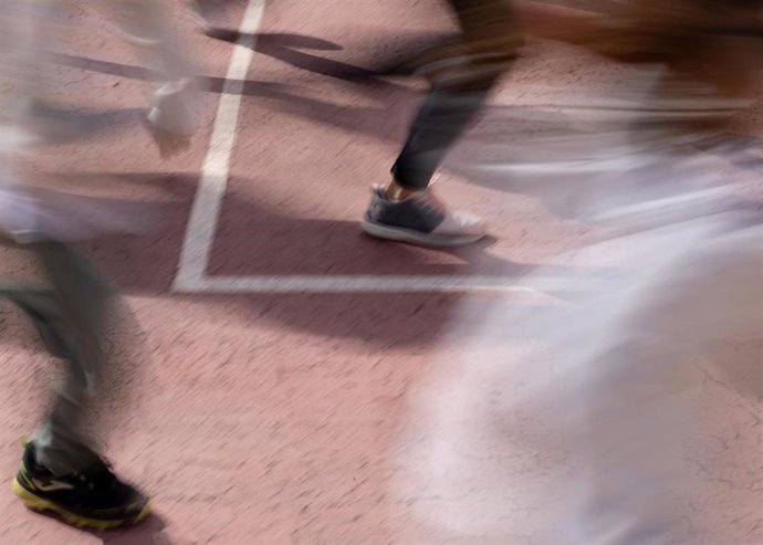Archivo - Pies de niños corriendo durante la novena edición de 'La Vuelta al Cole', a 20 de octubre de 2023, en Leganés, Madrid (España). 