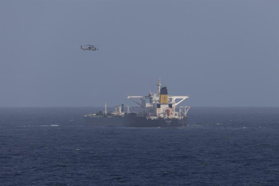 Helicópteros militares de EEUU preparan el abordaje del petrolero 'Centuries' cerca de Venezuela