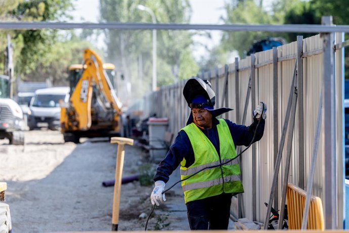 Archivo - Arxivo - Un obrer treballa en unes obres.