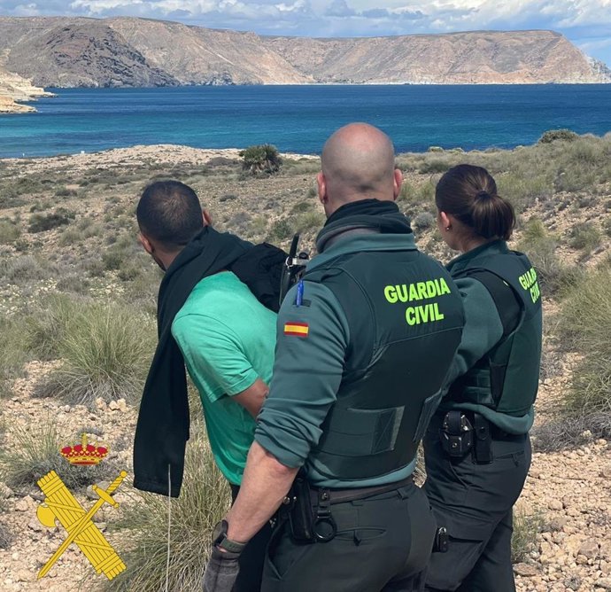 Archivo - El detenido tras ser localizado a bordo de una lancha rápida o 'go fast' en Cabo de Gata (Almería).