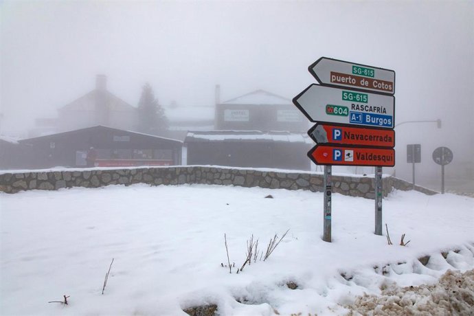 Archivo - Nieve en el puerto de Navacerrada