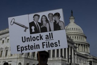Archivo - November 18, 2025, Washington, District Of Columbia, United States: Protesters hold signs during a news conference on the Epstein Files Transparency Act outside the U.S. Capitol in Washington, D.C., on November 18, 2025. The House is expected to