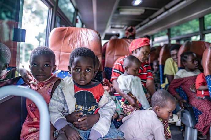 BUGARAMA, 7 de dezembro de 2025 -- Crianças deslocadas da República Democrática do Congo (RDC) são vistas em um ônibus indo para um campo de refugiados na cidade de Bugarama, na vizinha Ruanda, em 5 de dezembro de 2025. Os rebeldes do Movimento 23 de Març