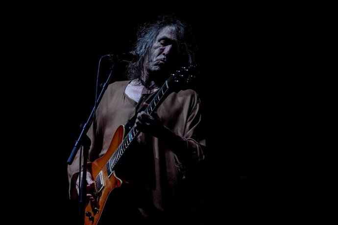 Archivo - El cantante Roberto Iniesta, 'Robe', durante un concierto en el Auditorio Miguel Ríos