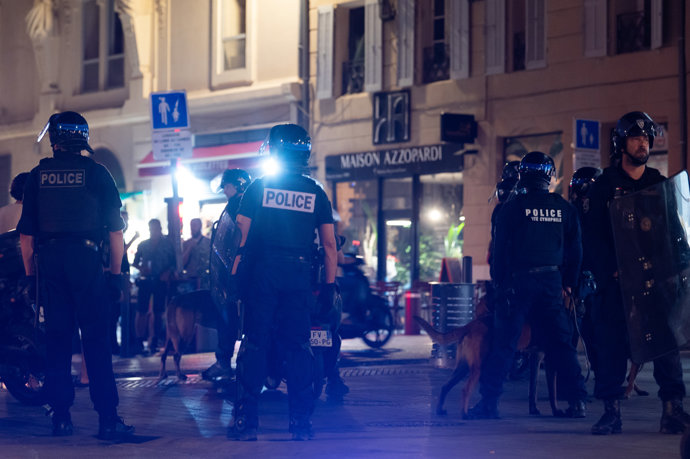 12 September 2022, France, Marseille: Police officers patrol the city center ahead of Tuesday's UEFA Champions League Group D soccer match between Olympique Marseille and Eintracht Frankfurt at Orange Velodrome. Photo: Sebastian Gollnow/dpa