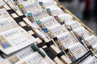 Archivo - Varios décimos de lotería de Navidad en imagen de archivo.