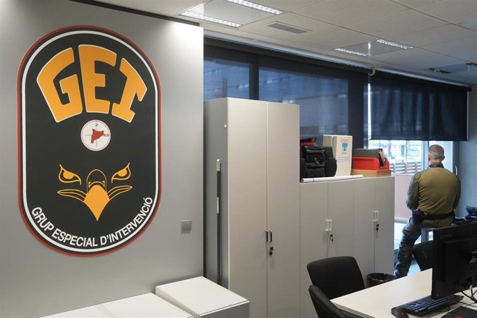El jefe del Grup Especial d'Intervenció (GEI) de los Mossos d'Esquadra en su despacho, ubicado en el Complex Central Egara