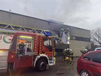 Bomberos controlan un incendio en una nave industrial de productos cárnicos en Alcalá de Henares