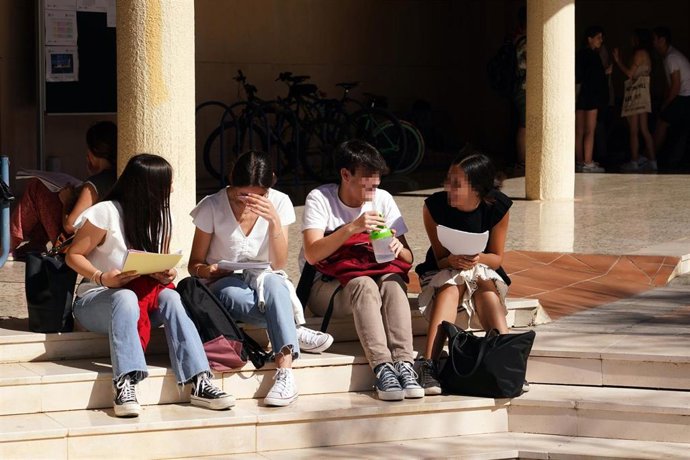 Archivo - Estudiantes se presentan al comienzo de las Pruebas de Acceso y Admisión a la Universidad (PEvAU). A 04 de junio de 2024 en Málaga (Andalucía, España). 