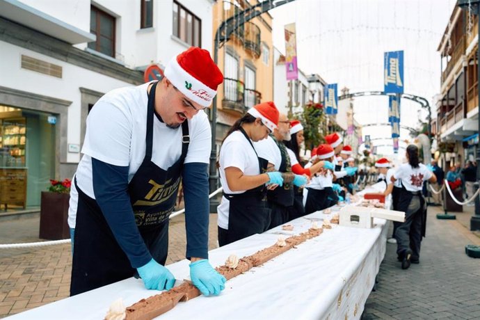 Moya (Gran Canaria) elabora un turrón de chocolate solidario de 200 metros