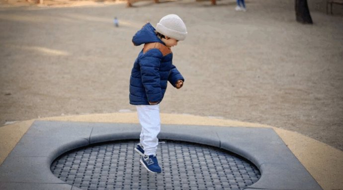 Archivo - Un niño salta en un parque de Barcelona.
