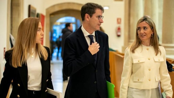 Archivo - El presidente del Gobierno, Gonzalo Capellán, llegando al Parlamento con la portavoz 'popular', Cristina Maiso, y la presidenta del Parlamento, Marta Fernández Cornago