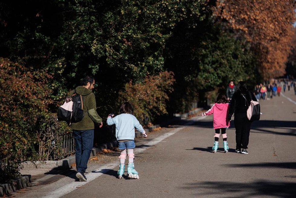 Archivo - Niños juegan con sus regalos de Navidad al aire libre, en el Parque del Retiro, en una fotografía de archivo.