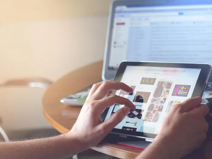 Un usuario utilizando un ordenador y una tablet - PIXABAY