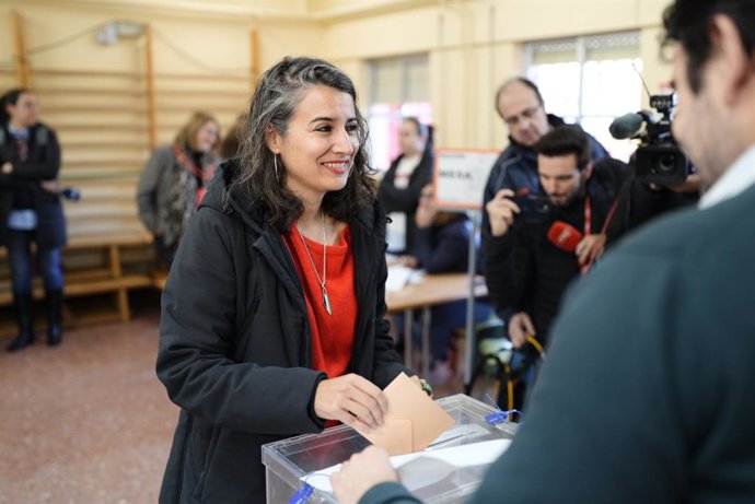 A candidata da Unidas por Extremadura, Irene de Miguel, vota em uma seção eleitoral em Mérida.