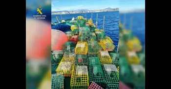 La Guardia Civil retira 109 nasas ilegales para la captura de pulpo frente a la costa de Torre de la Horadada