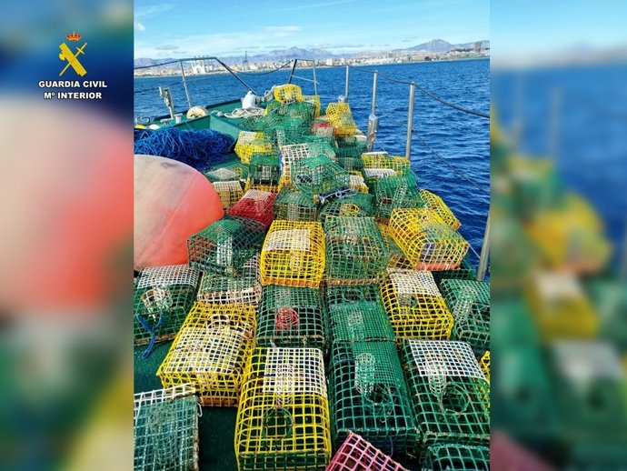 La Guardia Civil retira 109 nasas ilegales para la captura de pulpo frente a la costa de Torre de la Horadada