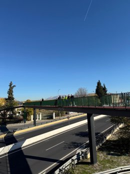 El delegado territorial de Fomento, Vivienda y Articulación del Territorio, Antonio Ayllón, y el alcalde de Santa Fe (Granada), Juan Cobo, visitando las actuaciones ejecutadas para mejorar las infraestructuras viarias en el municipio metropolitano.