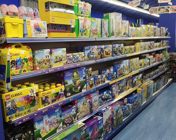 Estanterías con juguetes de Lego en una tienda