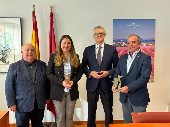 El consejero de Salud se reúne con los responsables del hospital HLA La Vega, que ha sido distinguido con dos de los premios más prestigiosos del sector nacional y europeo