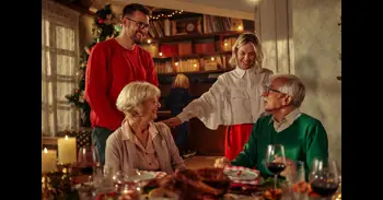 Claves para hacer accesibles las reuniones familiares para las personas mayores con pérdida auditiva