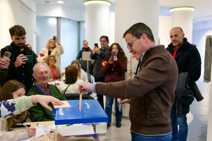 El candidato del PSOE a la Presidencia de la Junta de Extremadura, Miguel Ángel Gallardo, vota en las elecciones de Extremadura este 21D