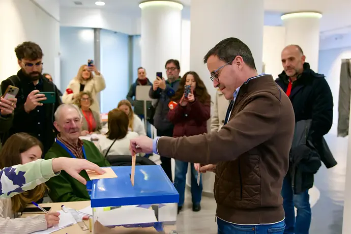 Miguel Ángel Gallardo votando