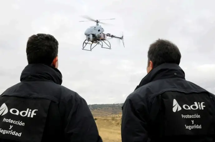 Archivo - Personal de seguridad de Adif trabajando con un dron