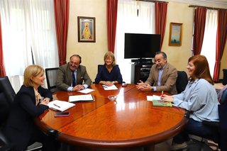 La alcaldesa de Jerez (Cádiz), María José García-Pelayo, junto al delegado de Cultura, Francisco Zurita, y la delegada de Participación Ciudadana, Carmen Pina.