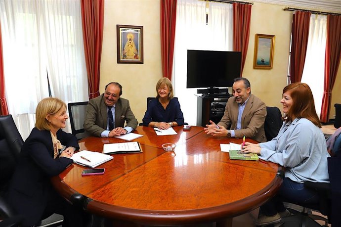 La alcaldesa de Jerez (Cádiz), María José García-Pelayo, junto al delegado de Cultura, Francisco Zurita, y la delegada de Participación Ciudadana, Carmen Pina.