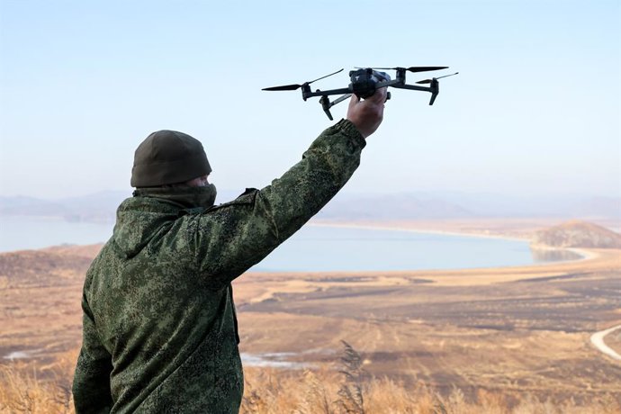 RÚSSIA, REGIÃO DE PRIMORYE - 18 DE DEZEMBRO DE 2025: Um militar recebe treinamento de piloto de drone no campo de treinamento marítimo de Klerk, distrito de Khasansky