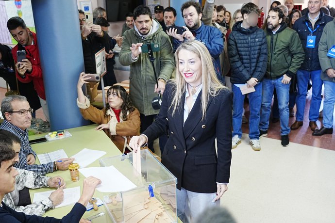 La presidenta del PP de Extremadura y candidata a la reelección a la Presidencia de la Junta, María Guardiola, ejerce su derecho al voto en su colegio electoral, a 21 de diciembre de 2025, en Cáceres, Extremadura (España).