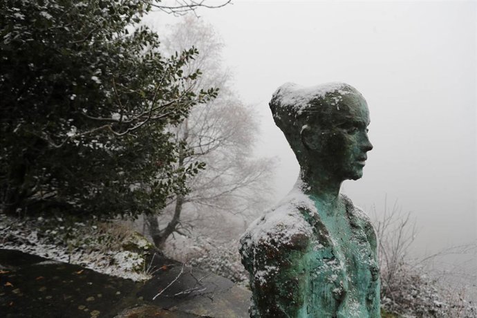 Archivo - Una estatua durante la nevada en Pedrafita, a 20 de noviembre de 2025, en Lugo, Galicia (España).