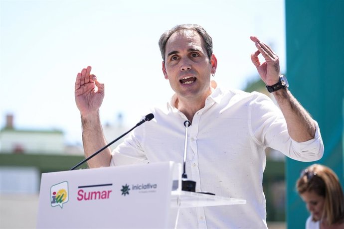 Archivo - El coordinador de IU Andalucía y diputado de Sumar, Toni Valero, durante el acto promovido por Movimiento Sumar e IU sobre la reducción de la jornada en Sevilla, a 25 de mayo de 2025 en Sevilla (Foto de archivo).