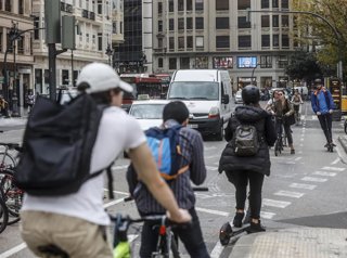 Archivo - Varias personas pasan por un carril bici del centro de Valencia, en imagen de archivo.