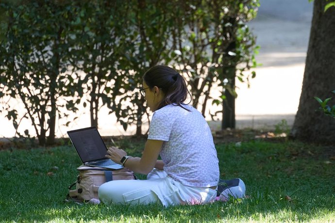 Archivo - Una mujer con un ordenador en el parque de El Retiro durante una segunda ola de calor, a 23 de julio de 2024, en Madrid (España). Una segunda ola de calor llega hoy a la Península y afecta a gran parte del país hasta el jueves, con temperaturas 