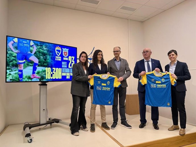 Montse Tomé, segunda por la izquierda, en la presentación del partido