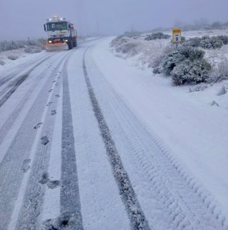 Operarios de la Diputación de Ávila retirar nieve de las carreteras para garantizar la movilidad