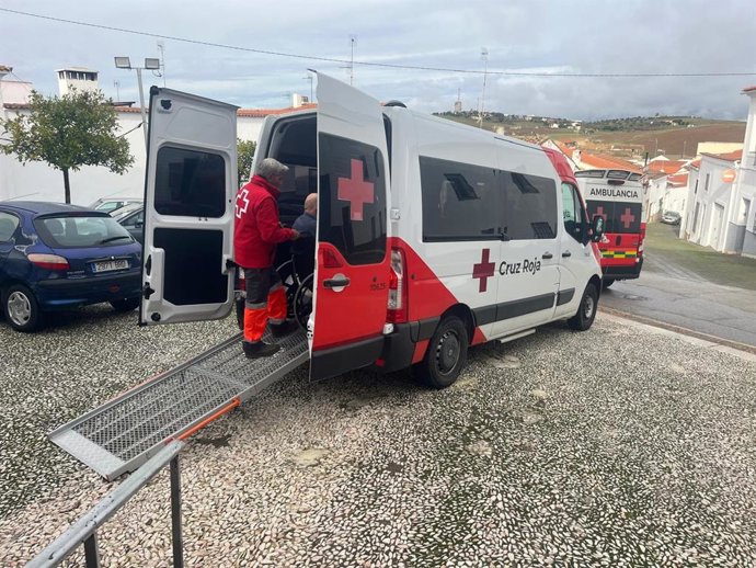 Traslado al colegio electoral para votar. Cruz Roja