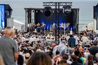 El primer ministro Albanese es abucheado durante un acto por los 15 asesinados en el atentado de Sídney