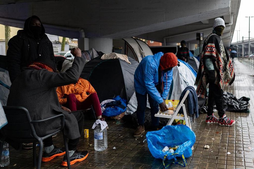 Personas desalojadas del antiguo Instituto B9 de Badalona acampan debajo de la salida 210 de la C-31, en el barrio de Sant Roc de Badalona.