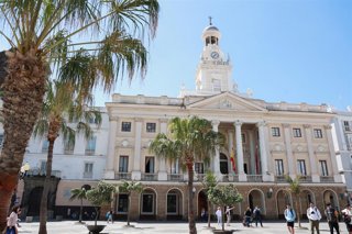 Archivo - Vista de la fachada del Ayuntamiento de Cádiz (imagen de archivo).