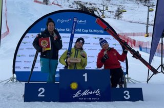 Audrey Pascual, en el podio tras su oro en el gigante en la Copa del Mundo de Saint Moritz