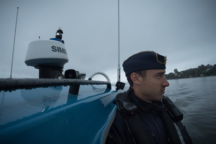 Archivo - Arquivo - 25 de julho de 2023, Dalarí, Suécia: Oficial da Guarda Costeira sueca a caminho do navio KBV 031 da Guarda Costeira sueca.  Os mergulhadores serão enviados para inspecionar um naufrágio submarino que se acredita ser o navio de guerra B