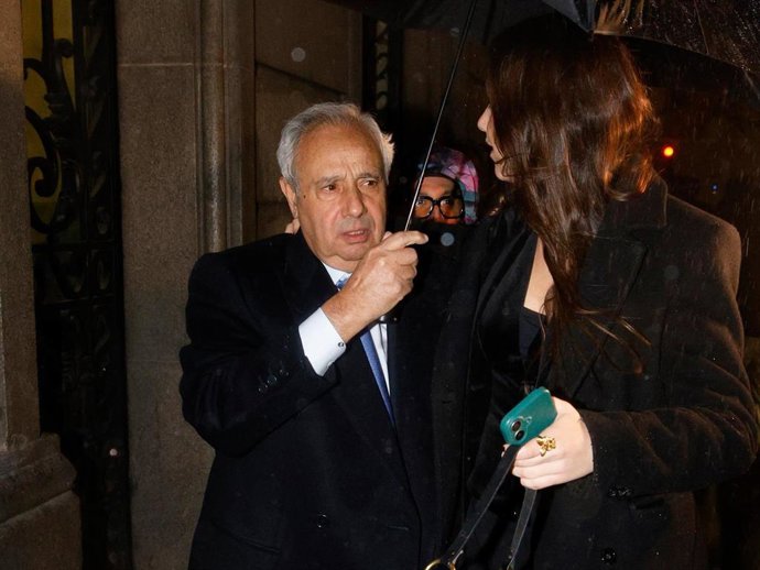 Fernando Martínez de Irujo sale de su fiesta de navidad, a 20 de diciembre de 2025, en Madrid (España).